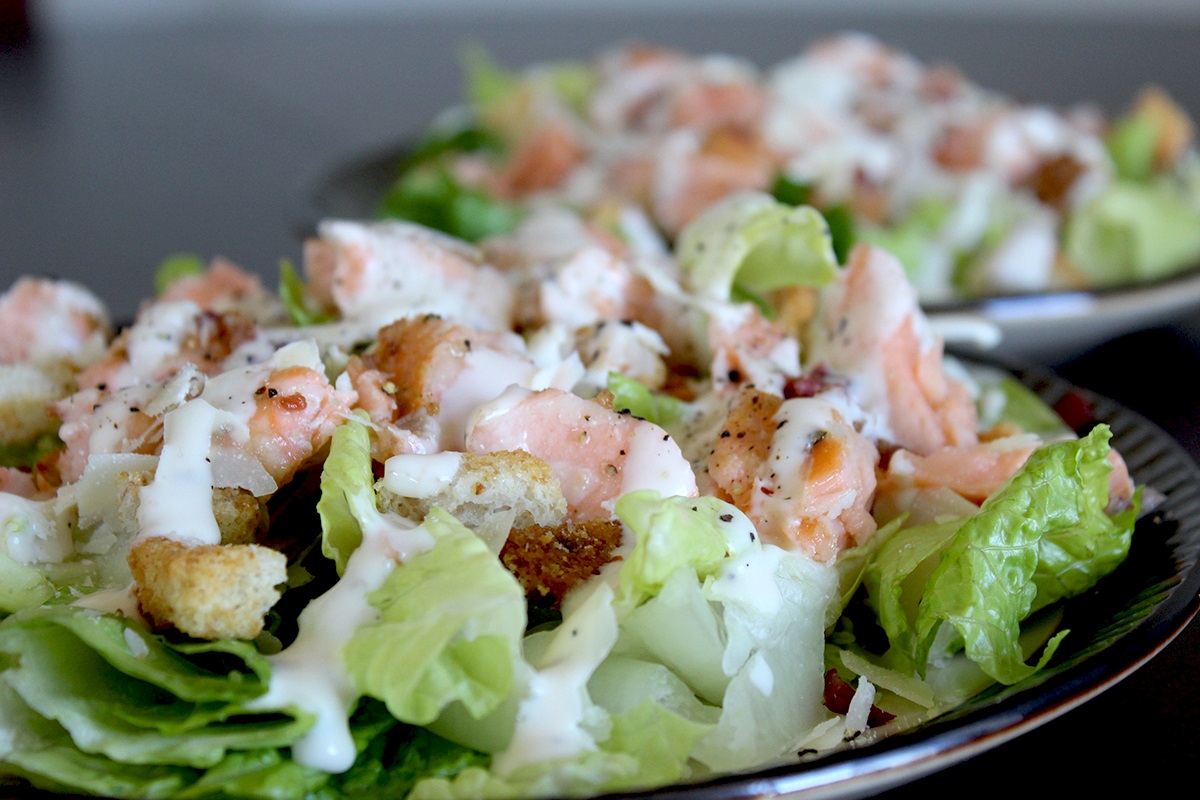 Салат с курицей от ивлева. Caesar Salad. Caesar Salmon Salad.